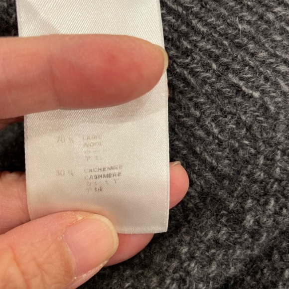 Louis Vuitton
Wool & Cashmere Turtleneck - Picture 8 of 9